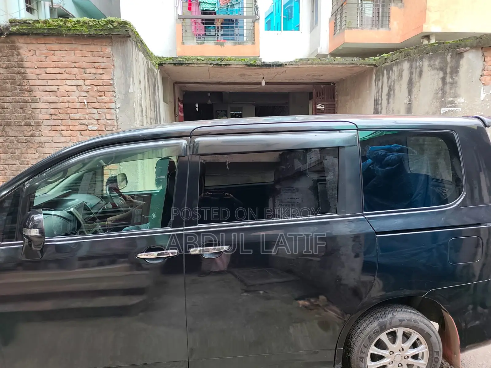 Toyota Noah 2.0 143hp All-Wheel Drive (8-Seater) 2011 Black