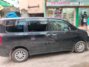 Toyota Noah 2.0 143hp All-Wheel Drive (8-Seater) 2011 Black