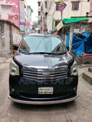 Toyota Noah 2.0 143hp All-Wheel Drive (8-Seater) 2011 Black