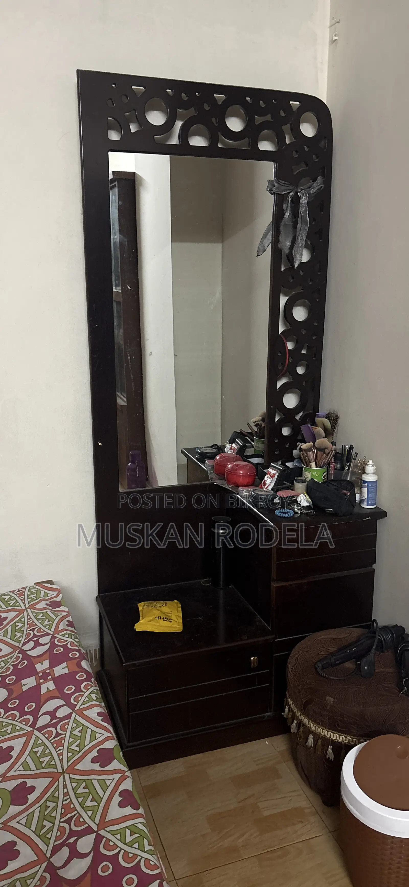 ড্রেসিং টেবিল