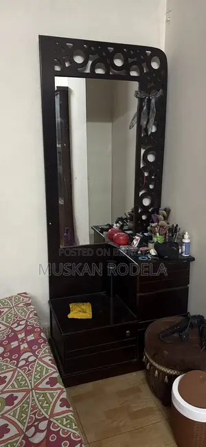 ড্রেসিং টেবিল