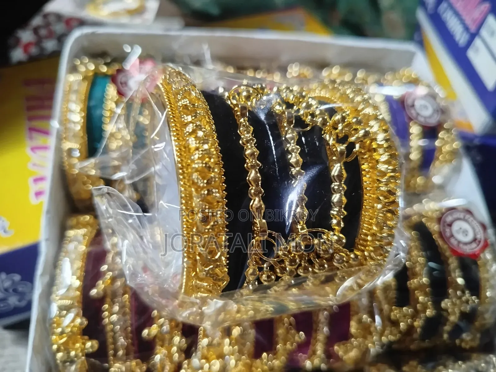 কালার ৬টি, ১টি নিলে ২০০, ৩টি নিলে ৫০০, ৬টি নিলে ৯০০, ১২টি নিলে ১৬০০