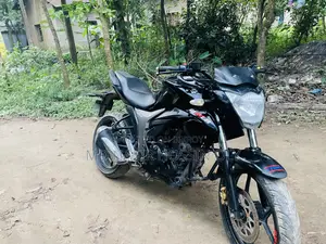 সুজুকি জিক্সার ২০২২ কালো