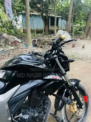 সুজুকি জিক্সার ২০২২ কালো