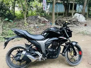সুজুকি জিক্সার ২০২২ কালো