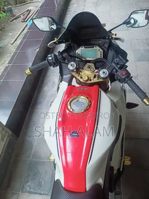 ইয়ামাহা আর১৫ ভি৩ ২০২২ সাদা