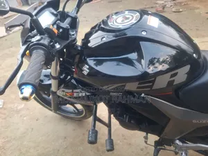 সুজুকি জিক্সার ২০২২ কালো