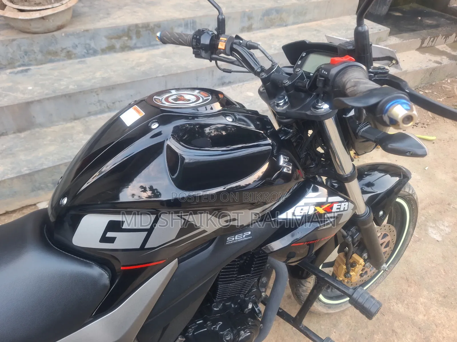 সুজুকি জিক্সার ২০২২ কালো
