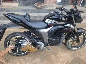 সুজুকি জিক্সার ২০২২ কালো