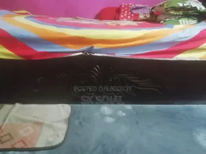 সুন্দর ডিজাইনের একটি বক্স খাট
