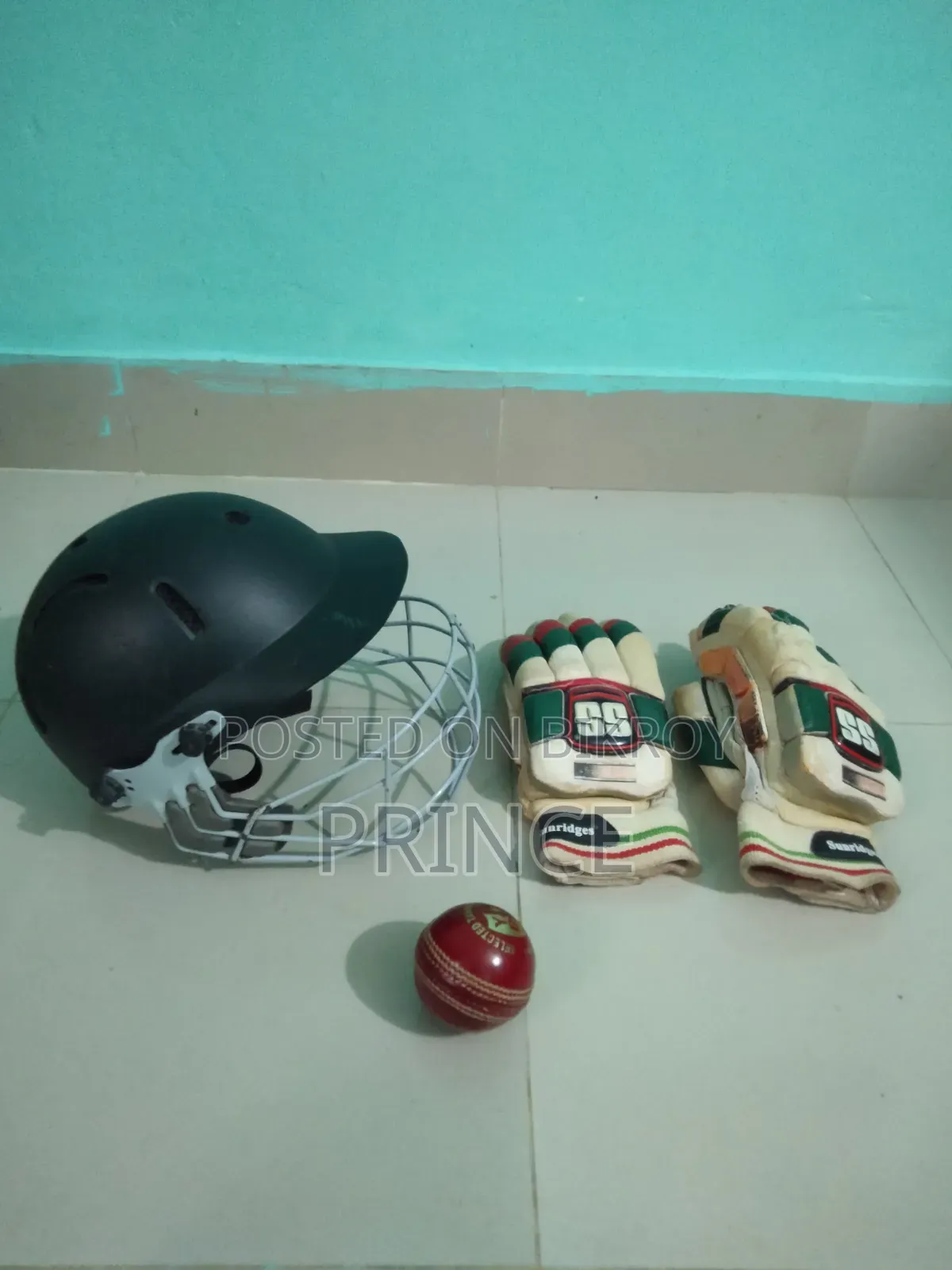 ক্রিকেট হেলমেট, ব্যাটিং গ্লাভ এবং বল