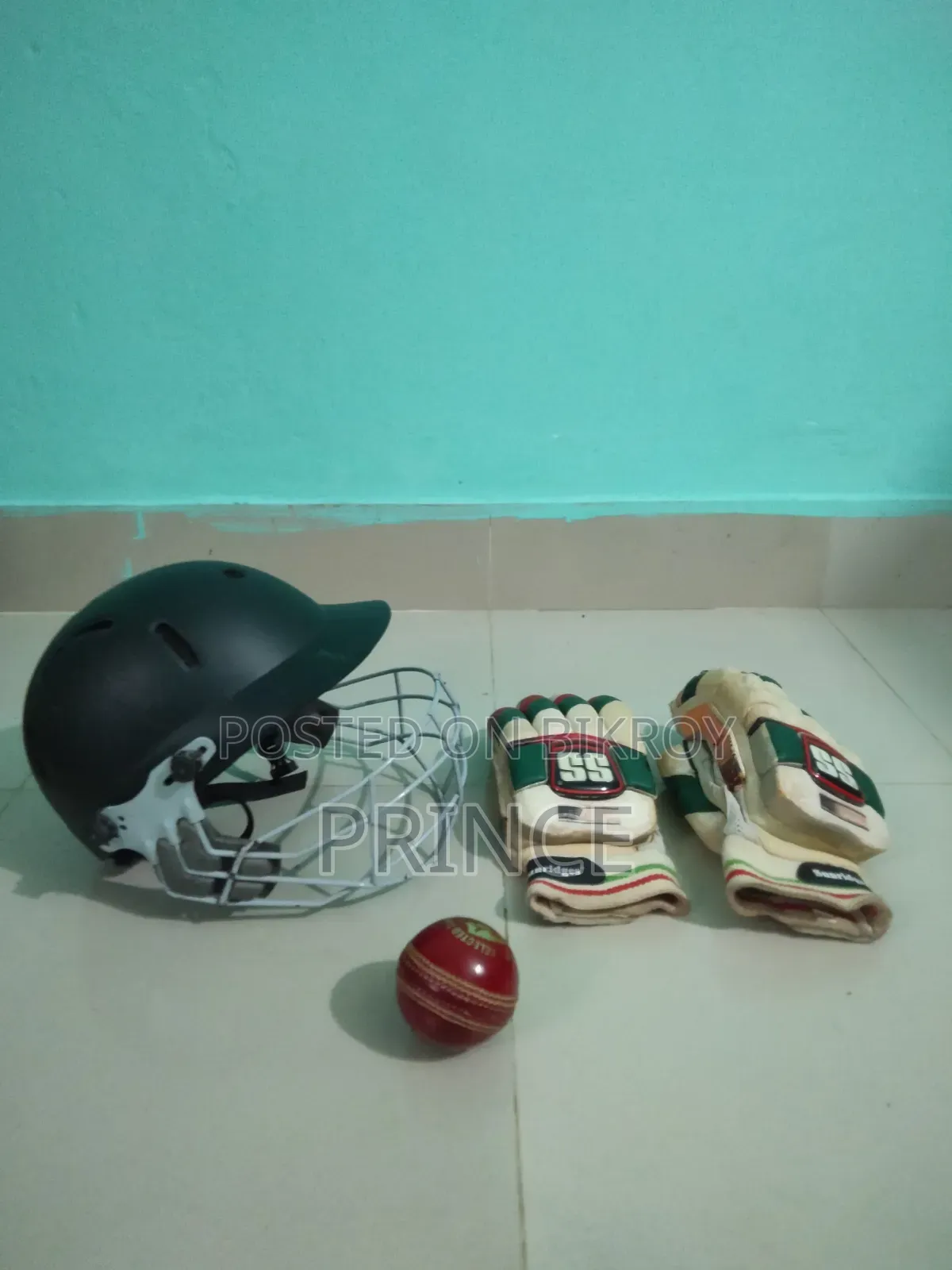 ক্রিকেট হেলমেট, ব্যাটিং গ্লাভ এবং বল
