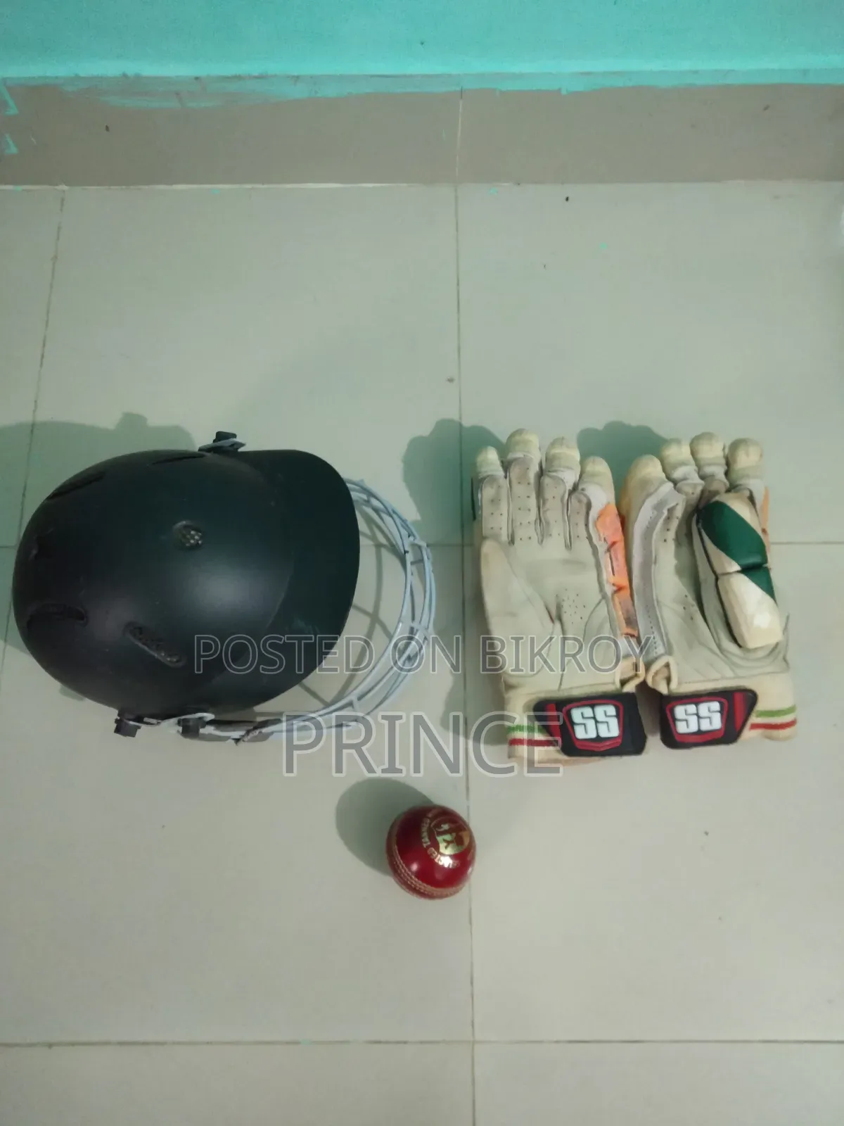 ক্রিকেট হেলমেট, ব্যাটিং গ্লাভ এবং বল