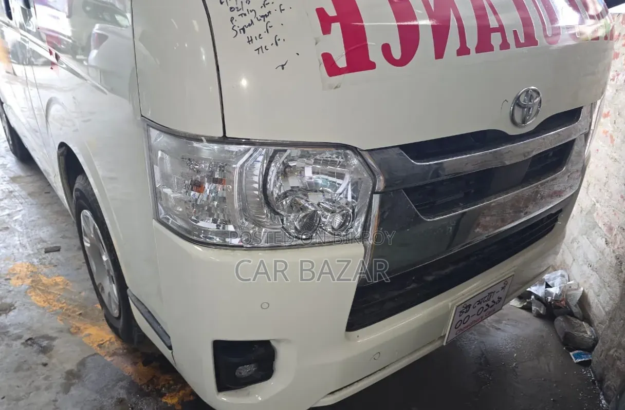 Toyota HiAce 2022 White