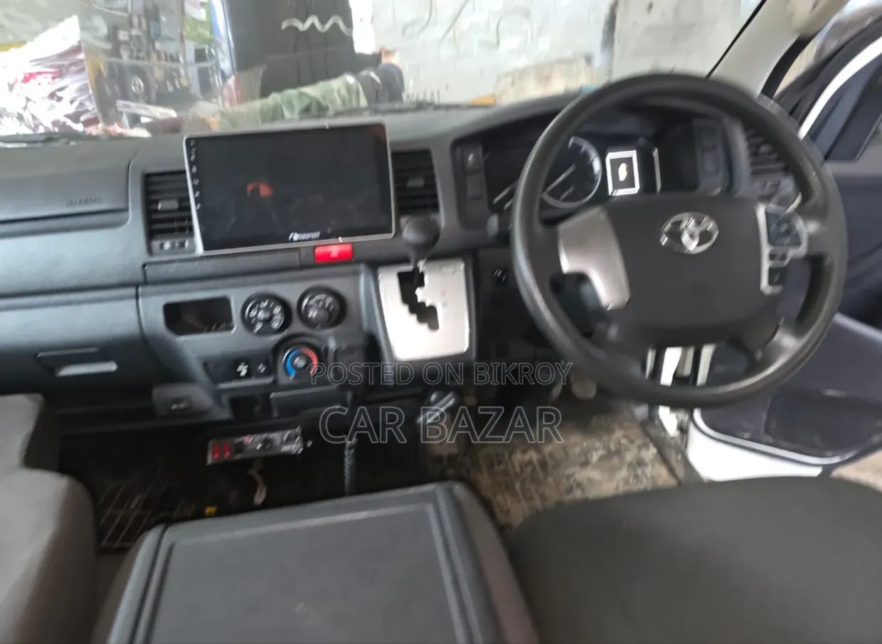 Toyota HiAce 2022 White