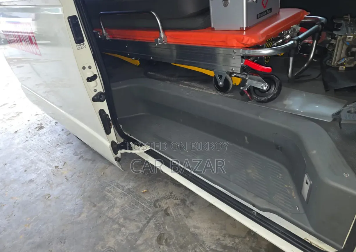 Toyota HiAce 2022 White