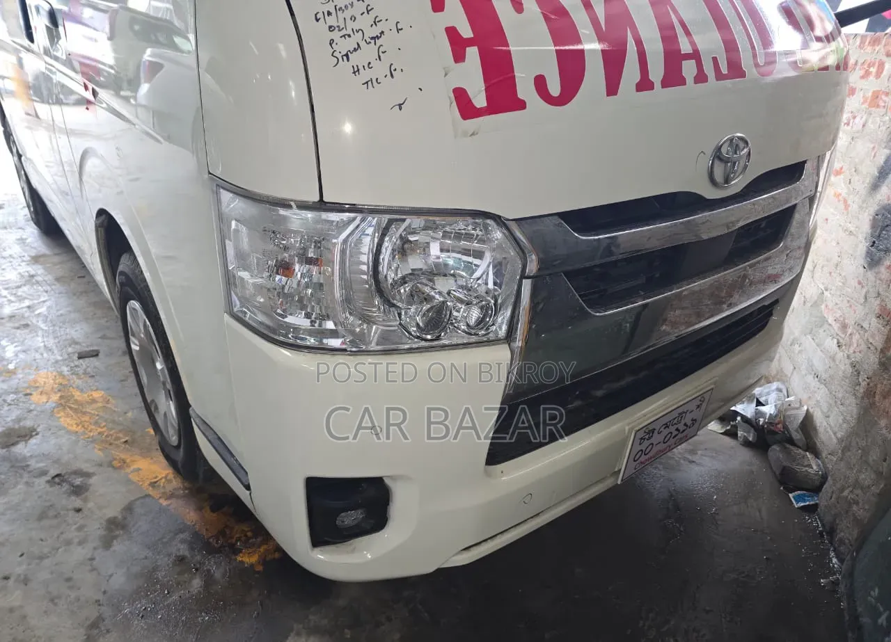 Toyota HiAce 2022 White