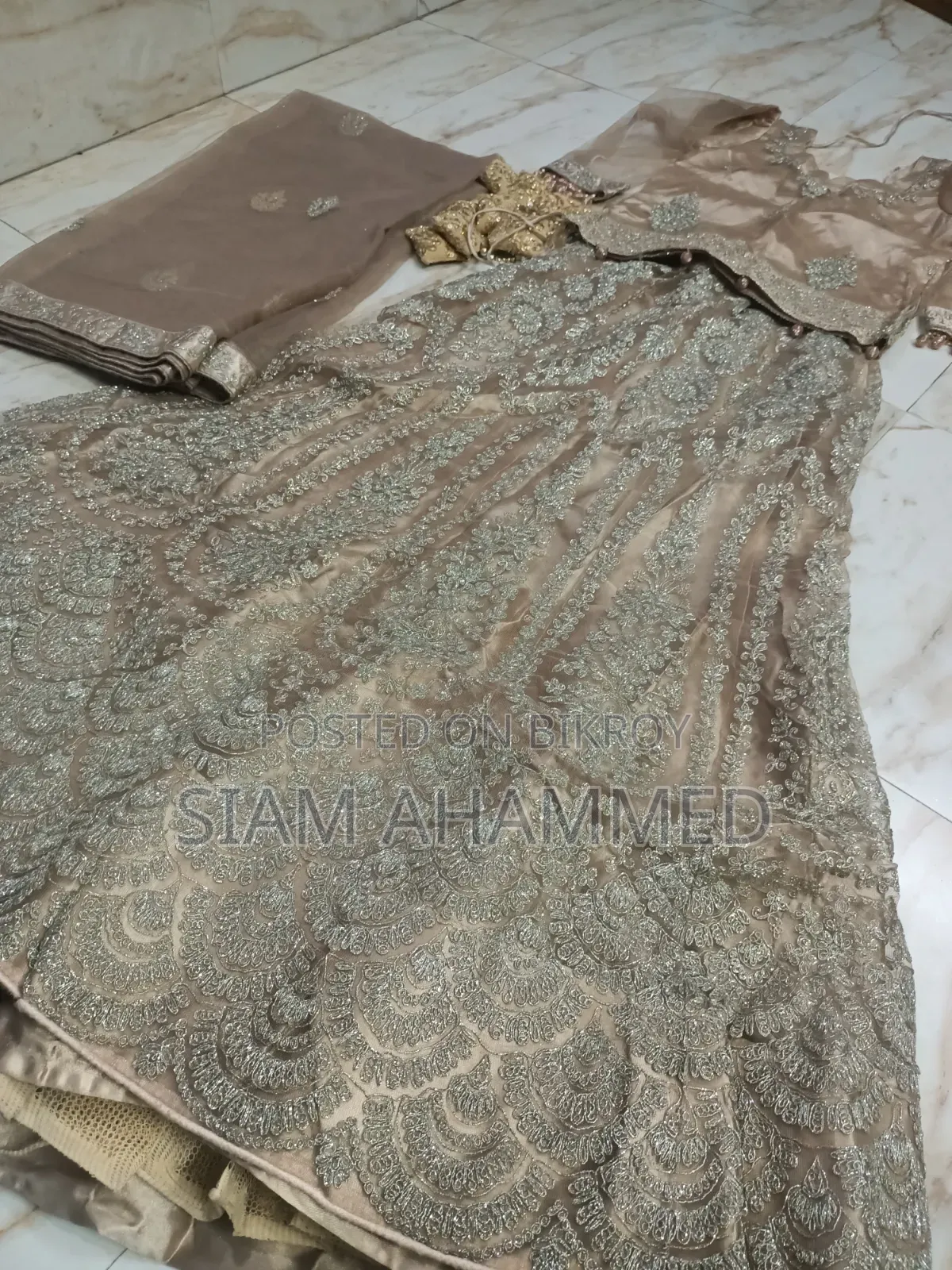 গোল্ডেন লেহেঙ্গা