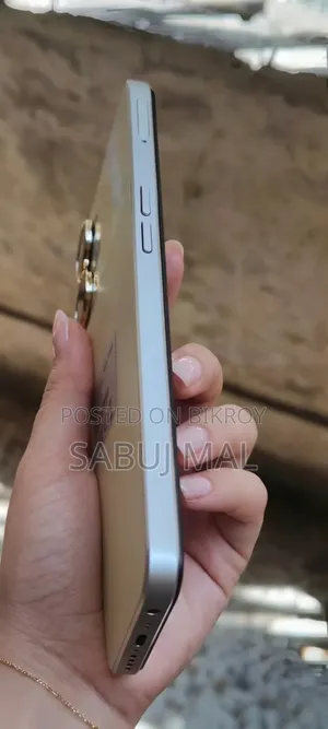 রিয়েলমি ভি৩০ ১২৮ জিবি গোল্ড