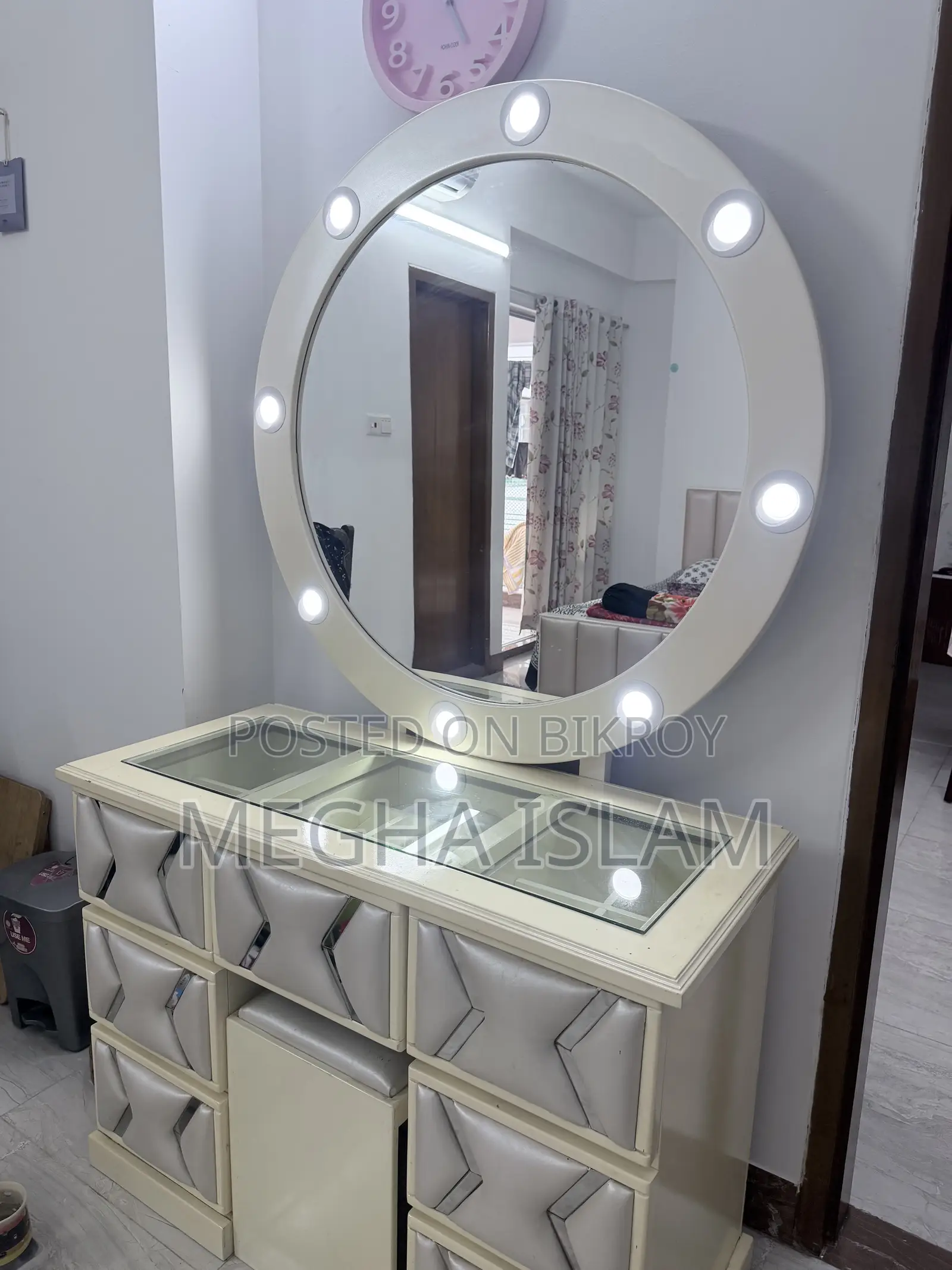 Stylish Elegant Dressing Table Up for Sell