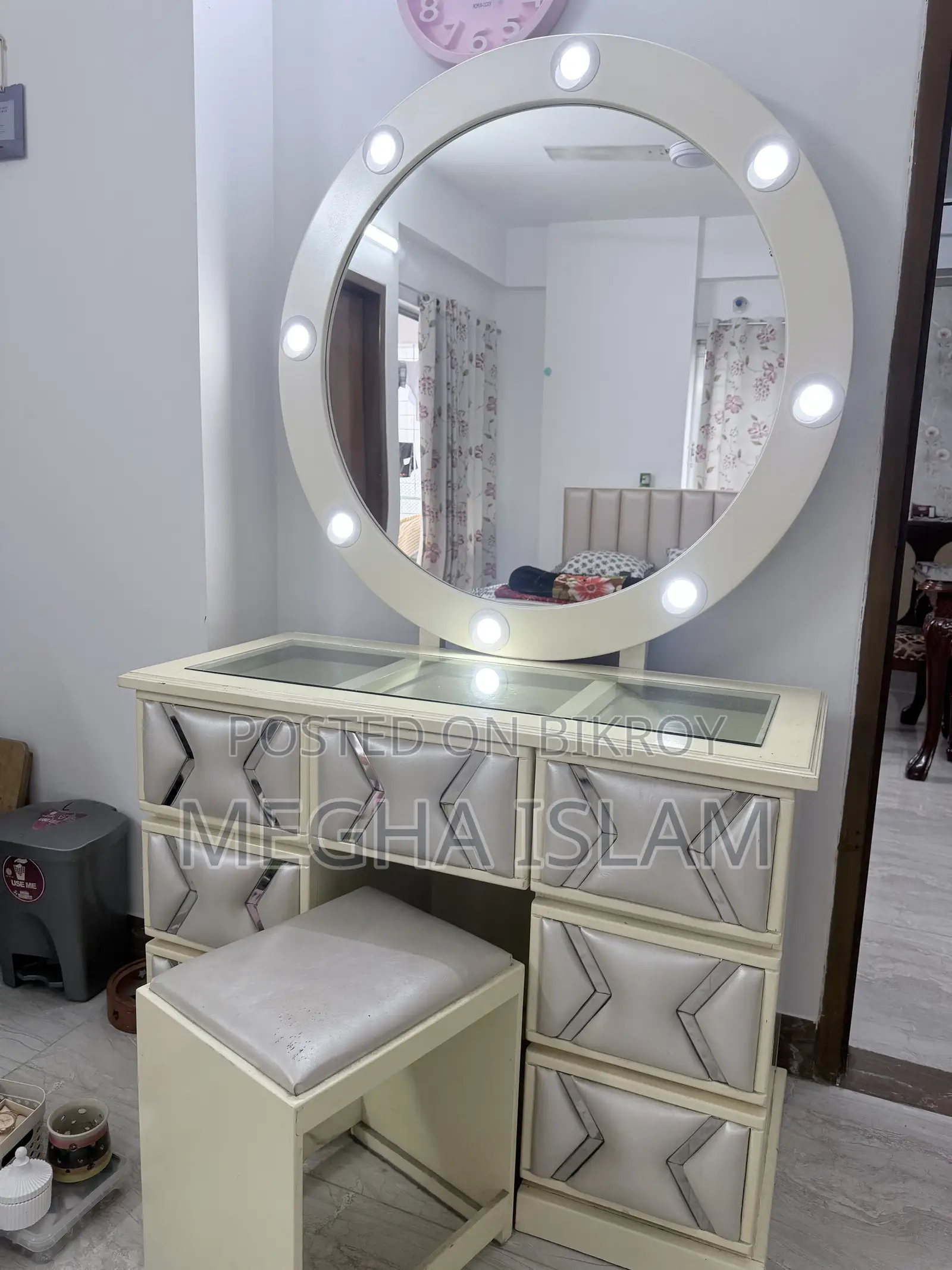 Stylish Elegant Dressing Table Up for Sell