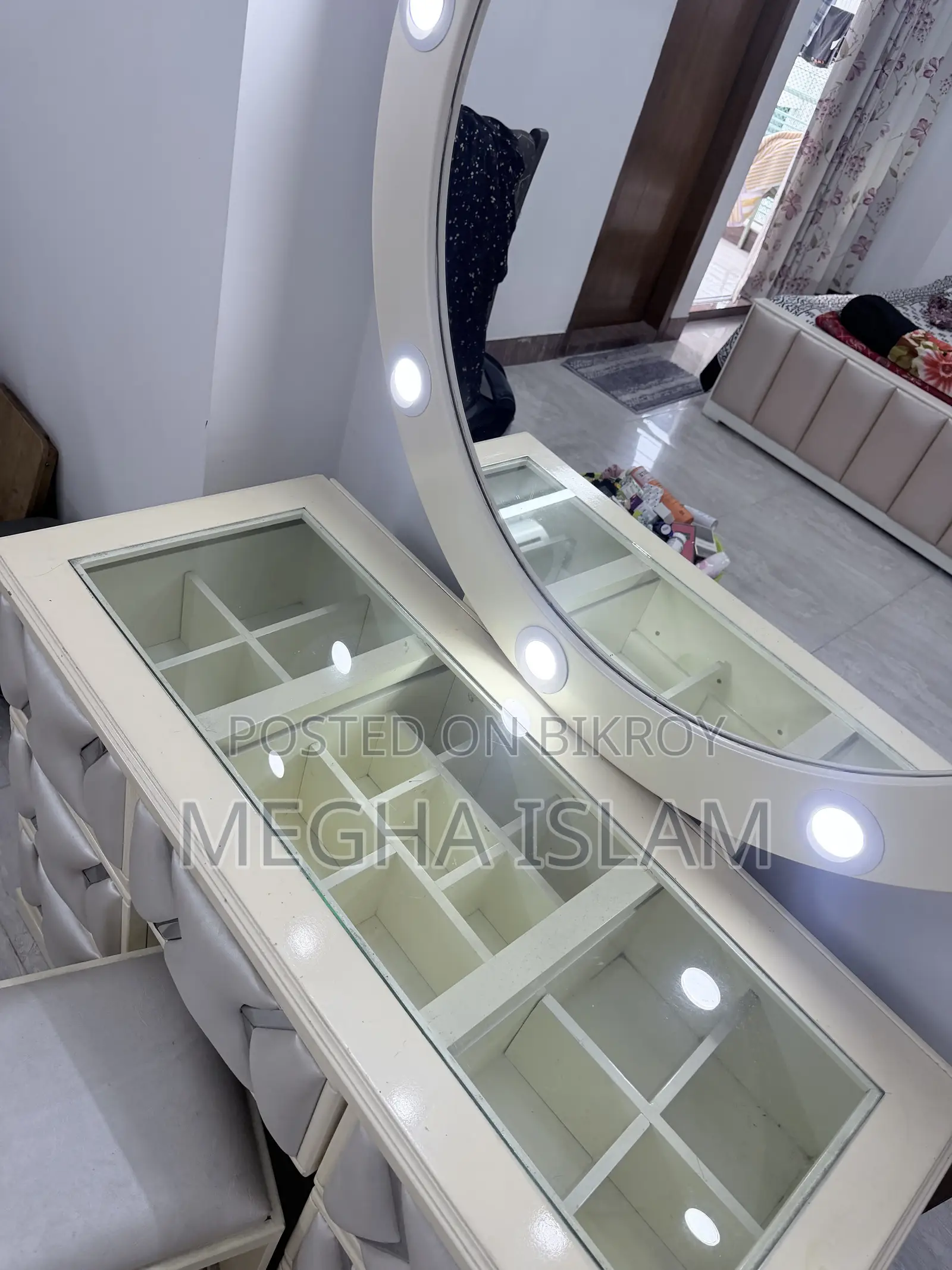 Stylish Elegant Dressing Table Up for Sell