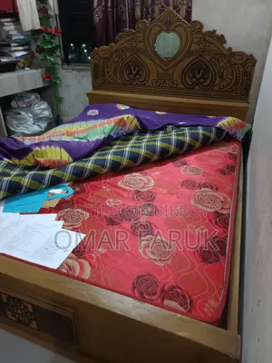 কাঠের খাট এবং মেট-টেস