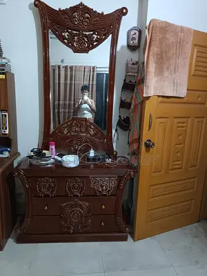 ড্রেসিং টেবিল