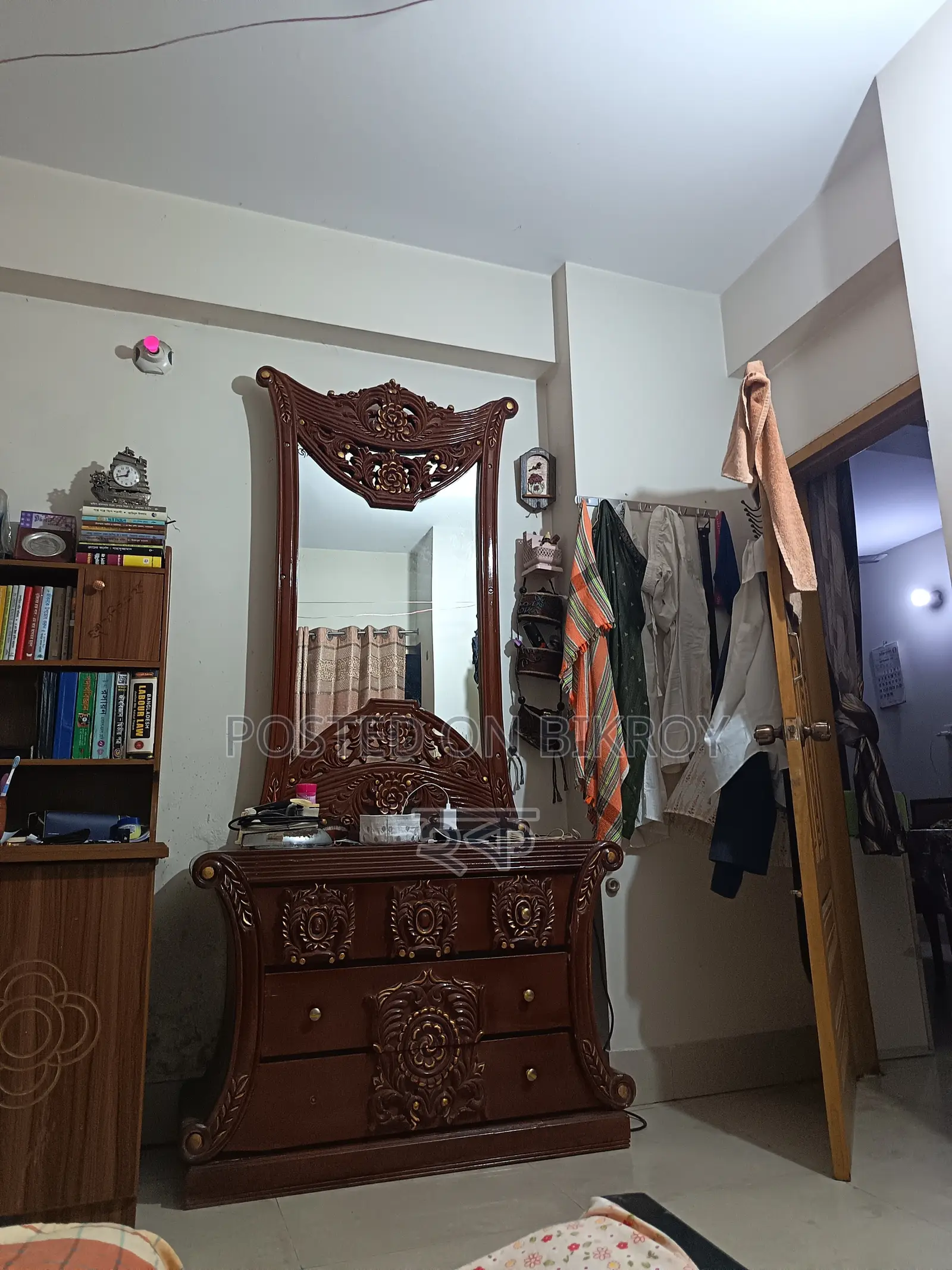 ড্রেসিং টেবিল