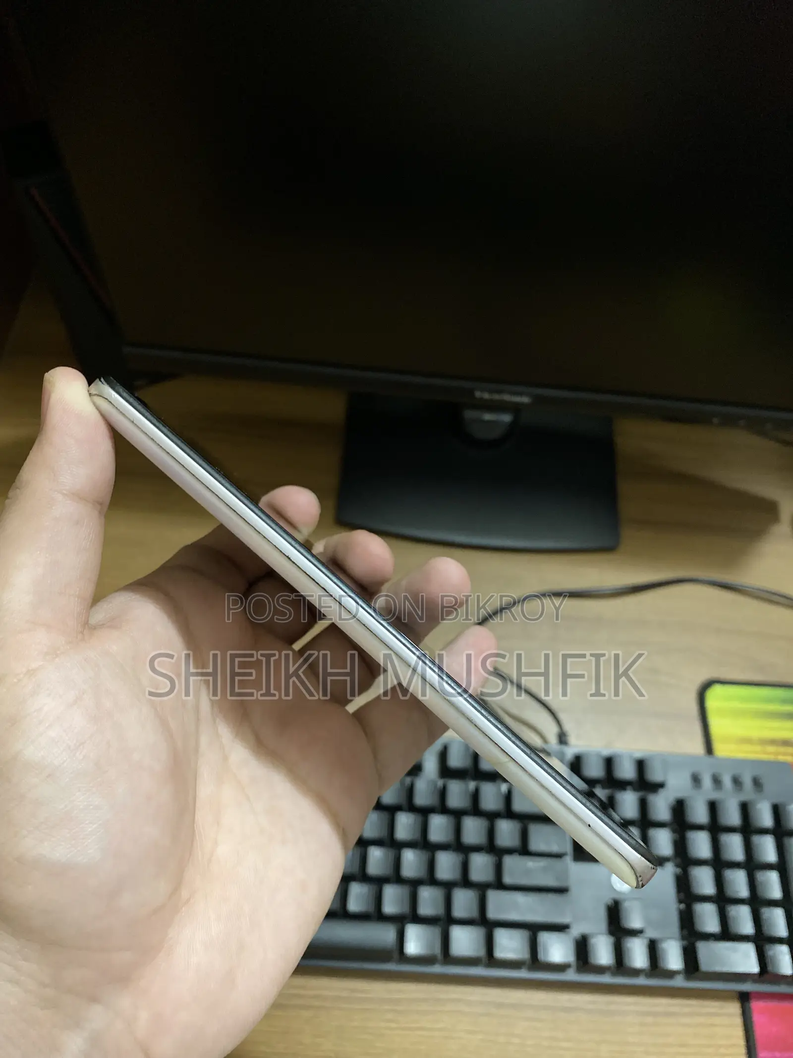 আইকিউওও ২৫৬ জিবি হোয়াইট