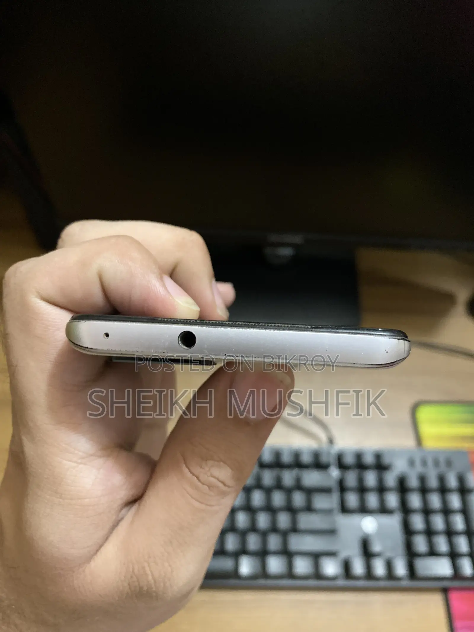 আইকিউওও ২৫৬ জিবি হোয়াইট