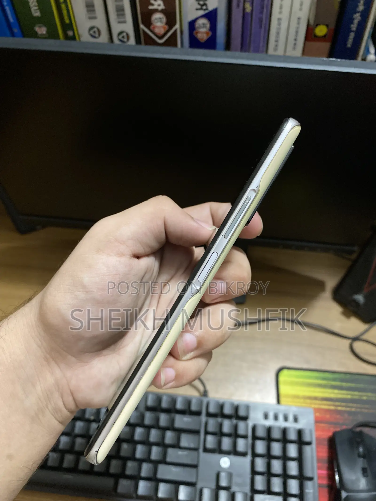 আইকিউওও ২৫৬ জিবি হোয়াইট