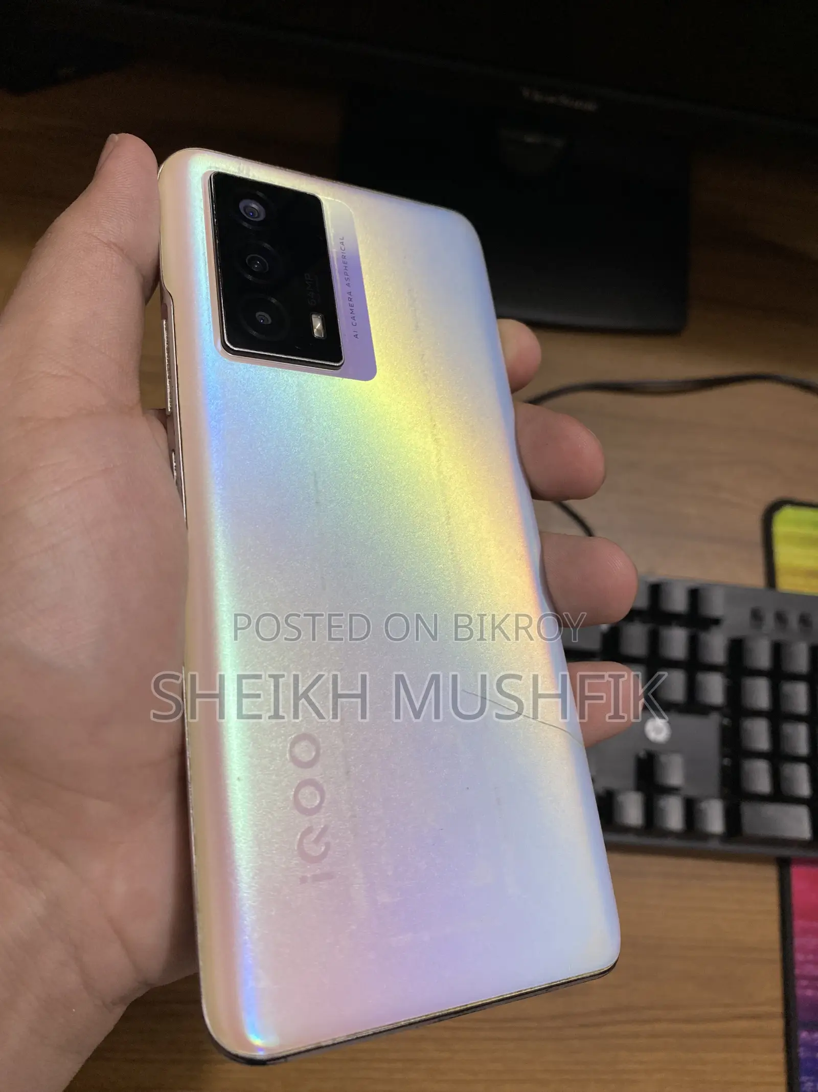 আইকিউওও ২৫৬ জিবি হোয়াইট