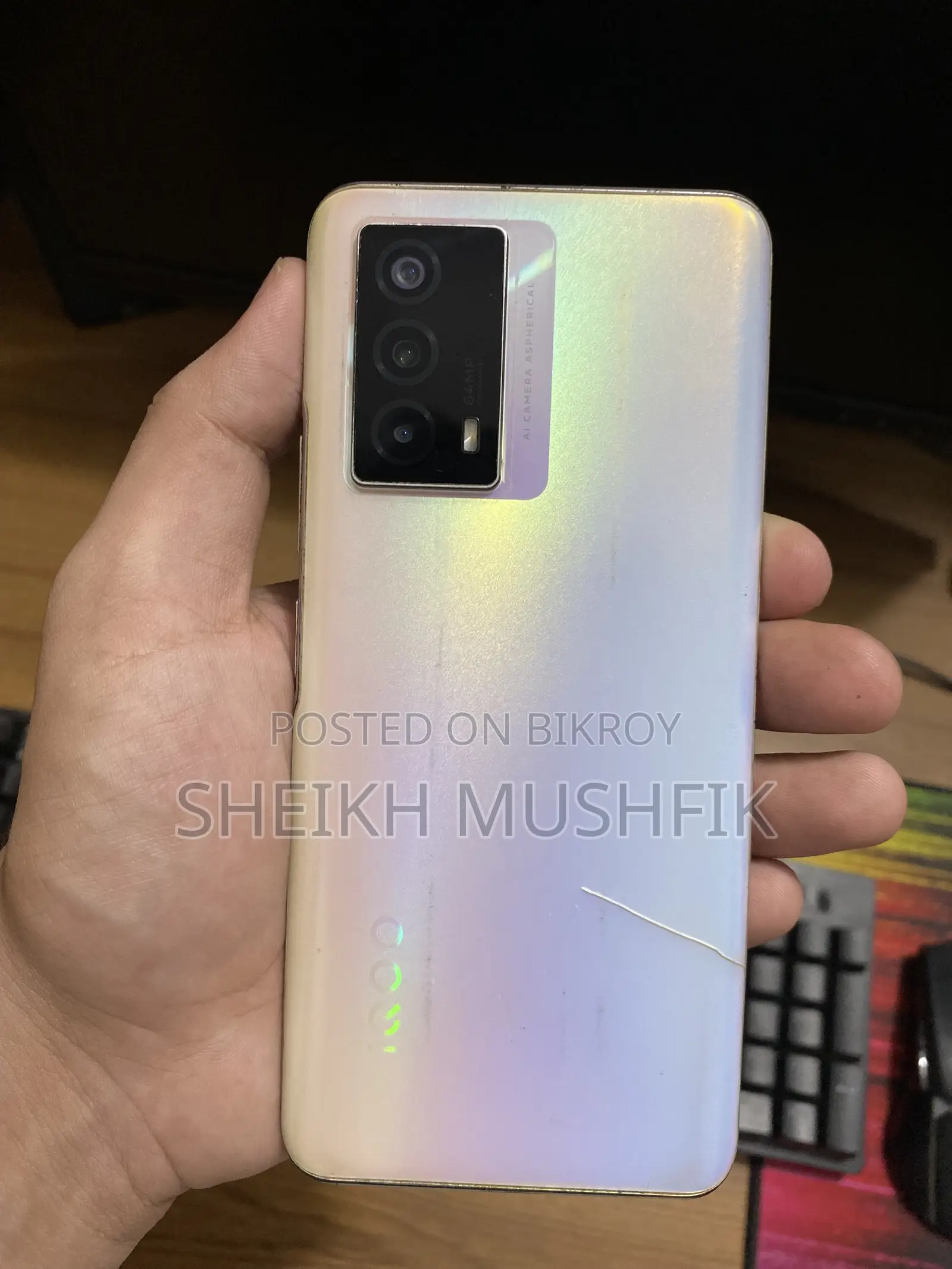 আইকিউওও ২৫৬ জিবি হোয়াইট