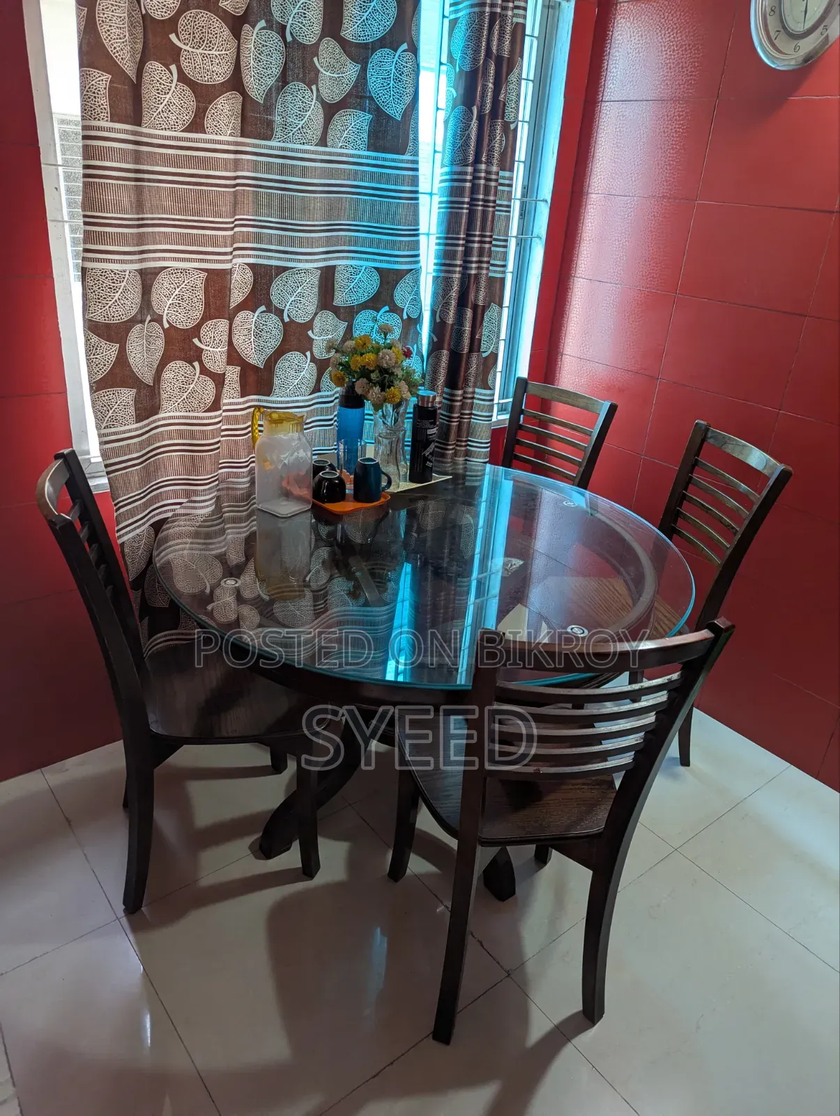 গোল কাঁচের ডাইনিং টেবিল
