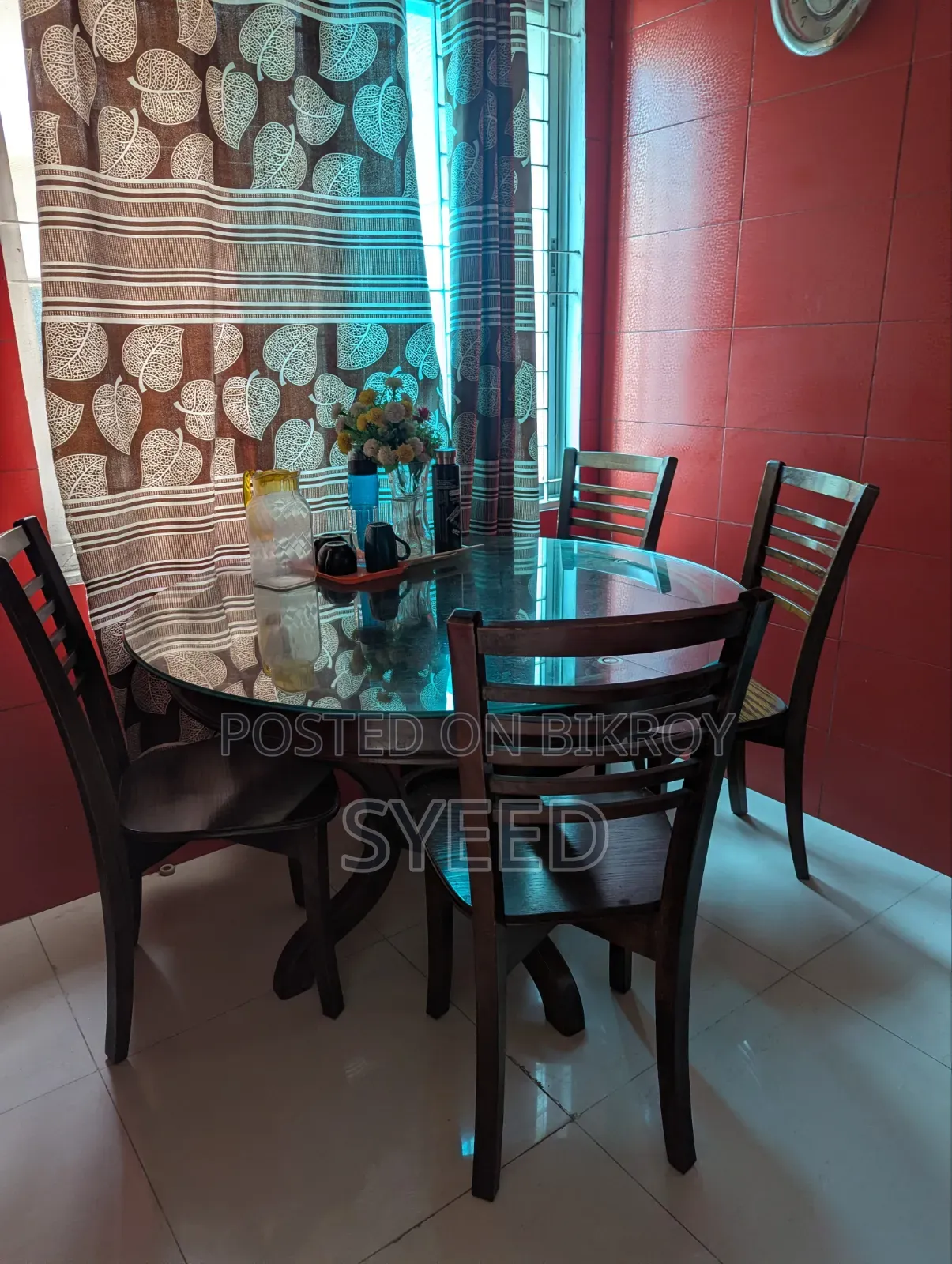গোল কাঁচের ডাইনিং টেবিল