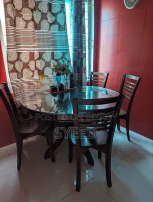 গোল কাঁচের ডাইনিং টেবিল