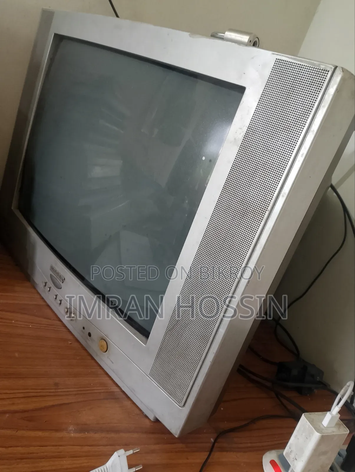 একটি পুরাতন বিগসাইজ সিংগারের বক্স টিভি