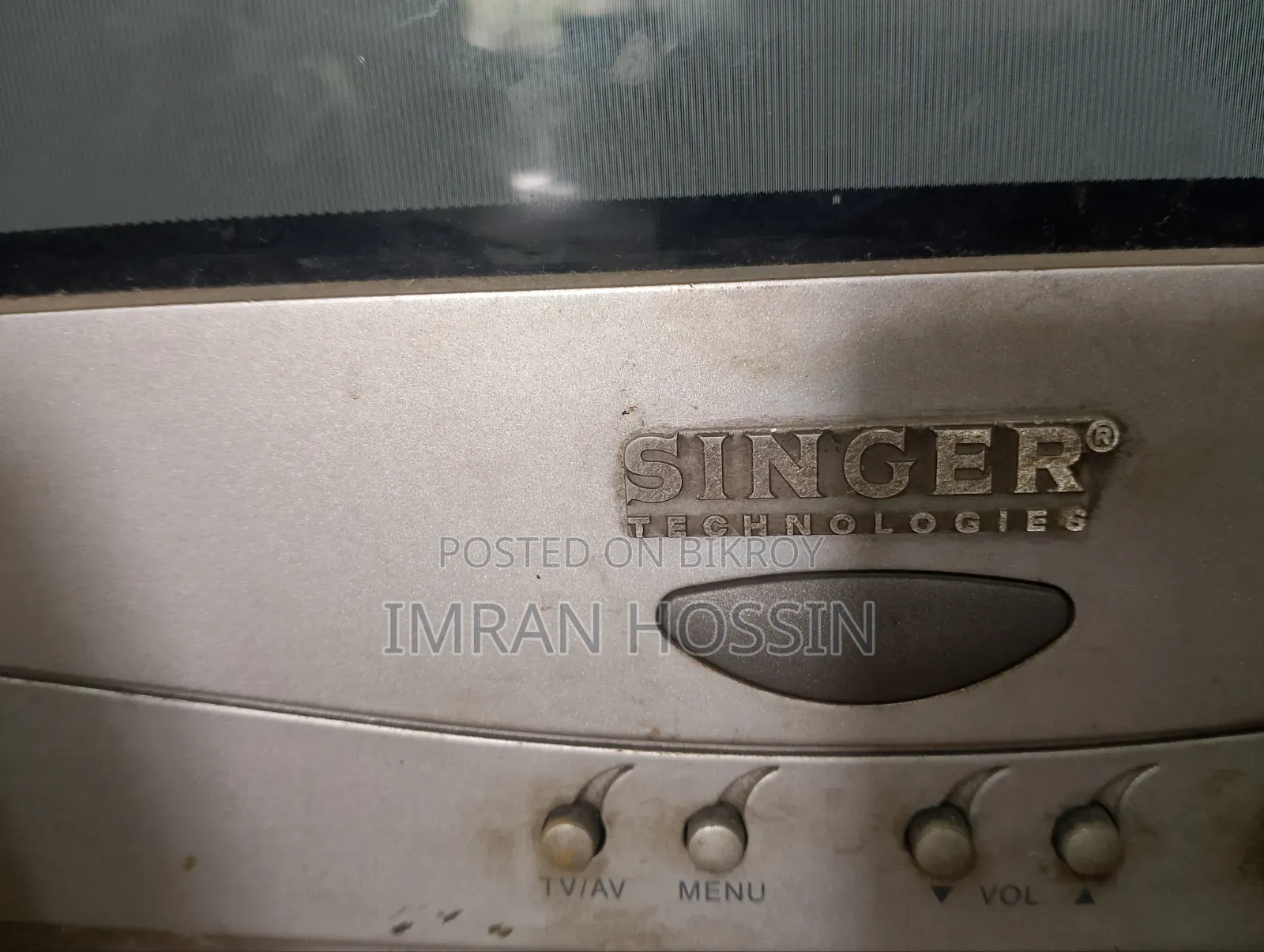 একটি পুরাতন বিগসাইজ সিংগারের বক্স টিভি