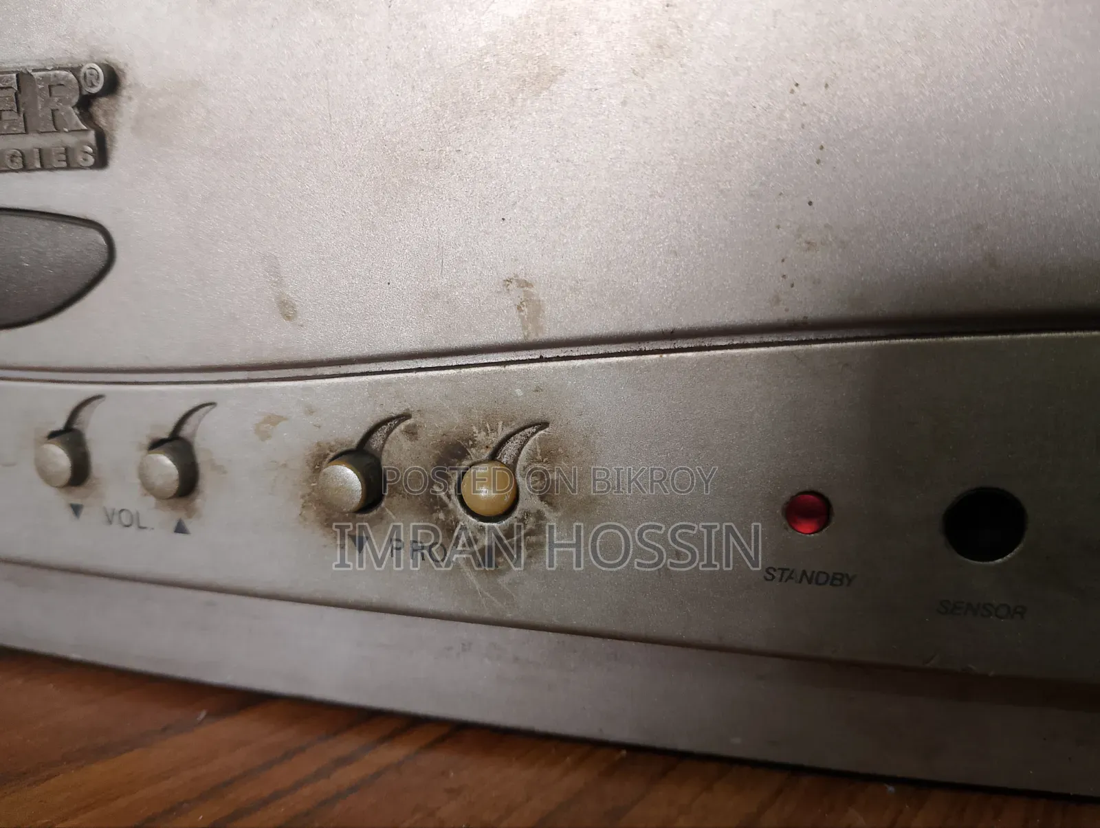 একটি পুরাতন বিগসাইজ সিংগারের বক্স টিভি