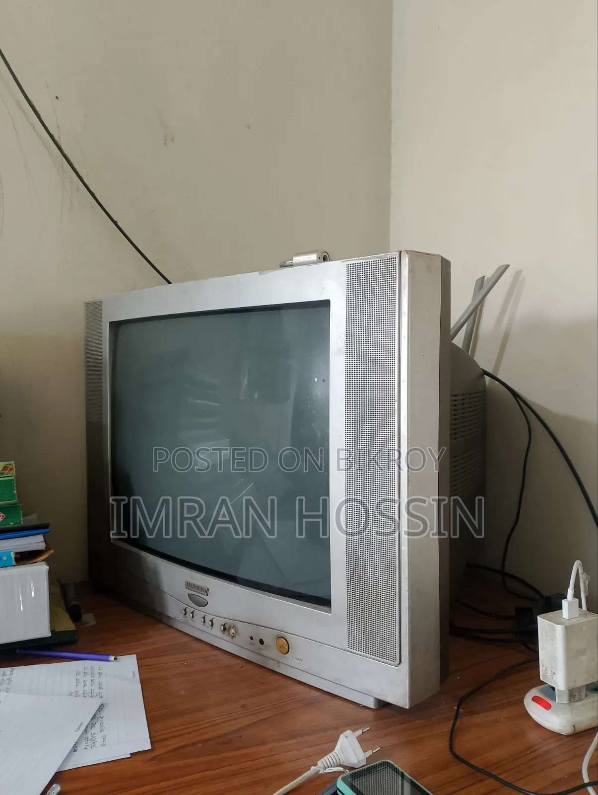 একটি পুরাতন বিগসাইজ সিংগারের বক্স টিভি