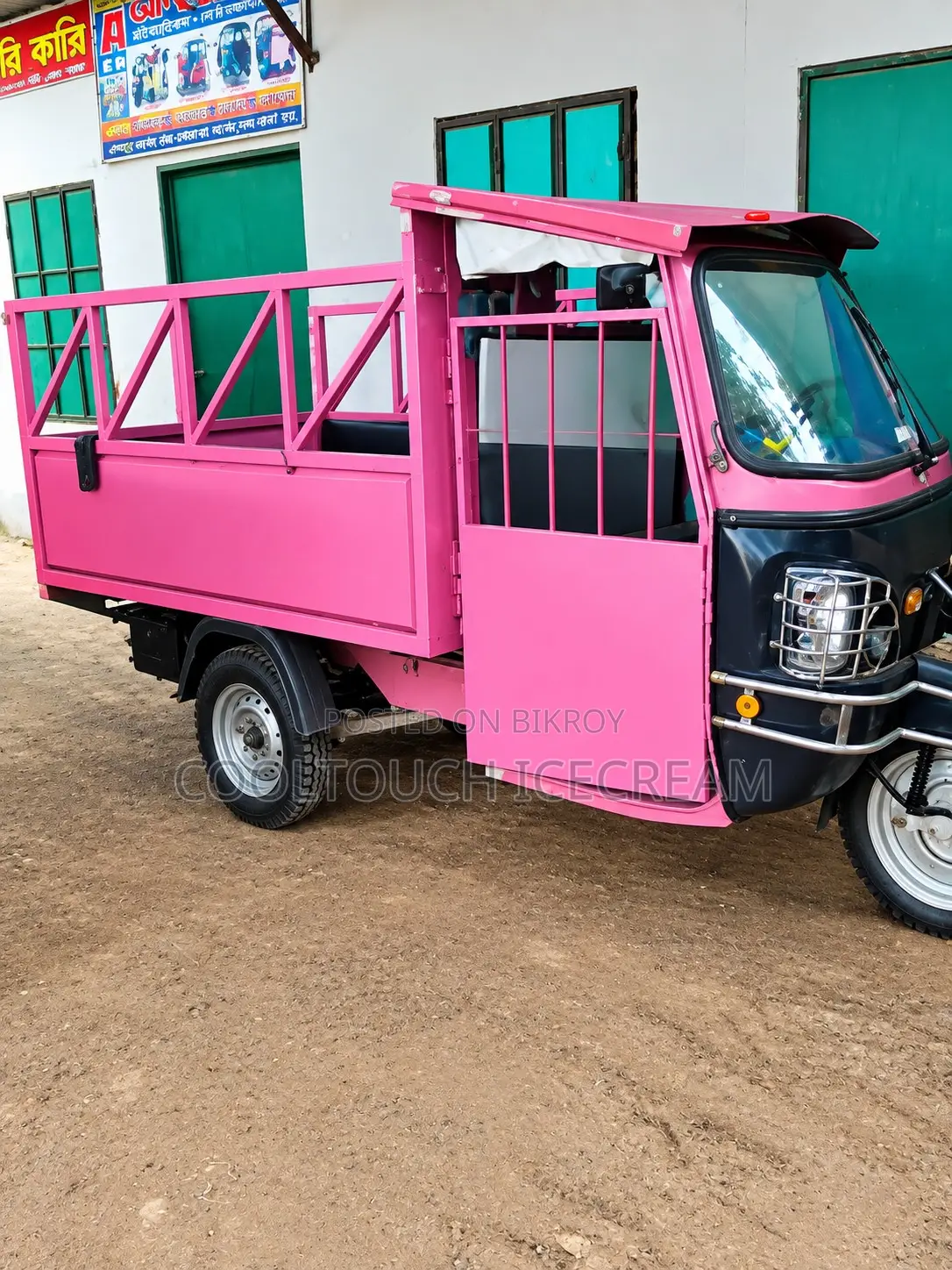 Pink Cargo Auto Rickshaw / Cargo Pickup Vehicle