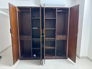 ফোর ডোর আলমারি