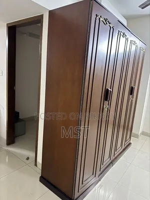 ফোর ডোর আলমারি