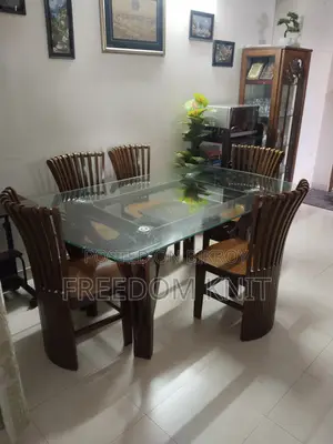 Selling a Dining Table With 5 Chairs