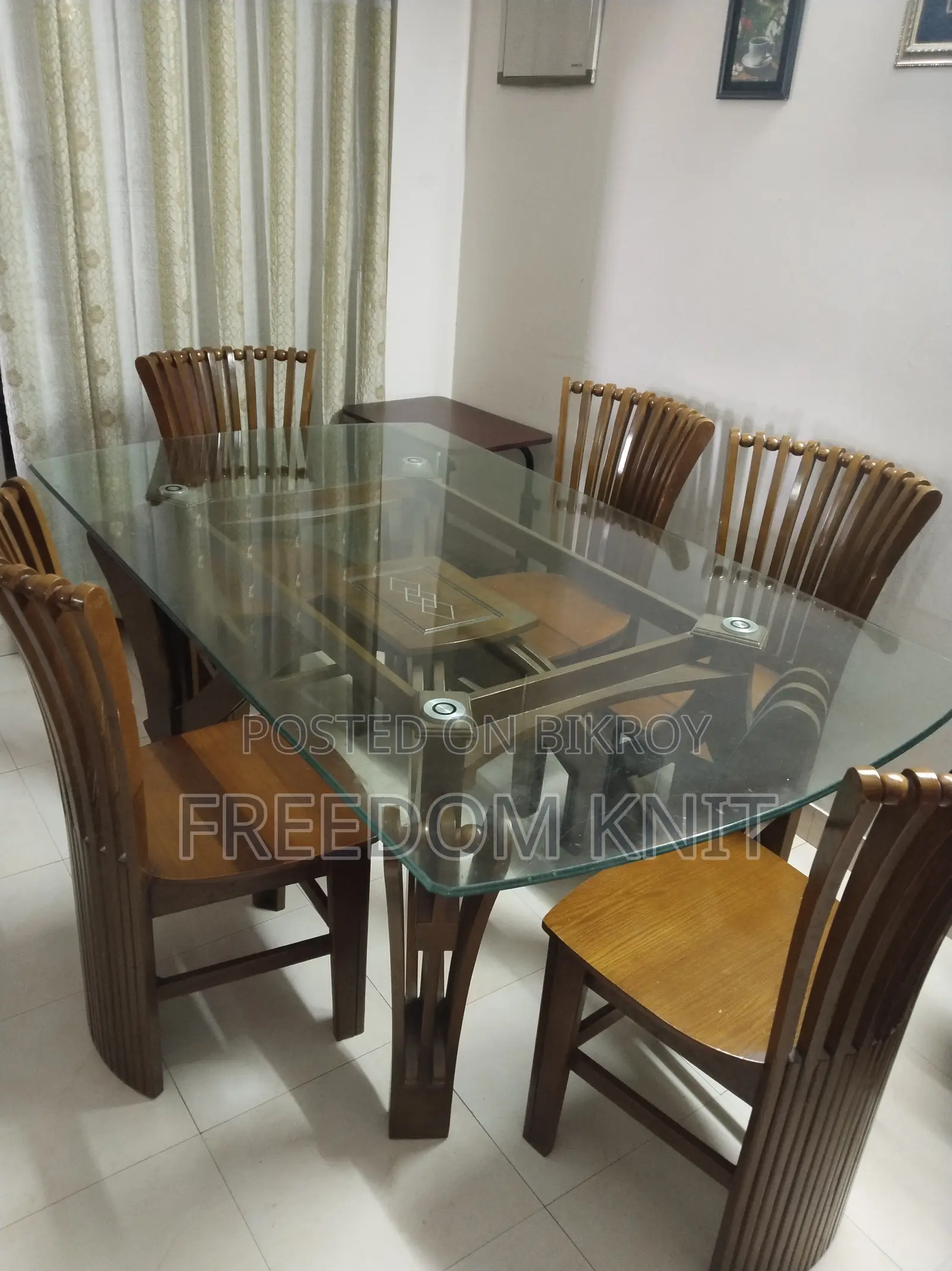 Selling a Dining Table With 5 Chairs
