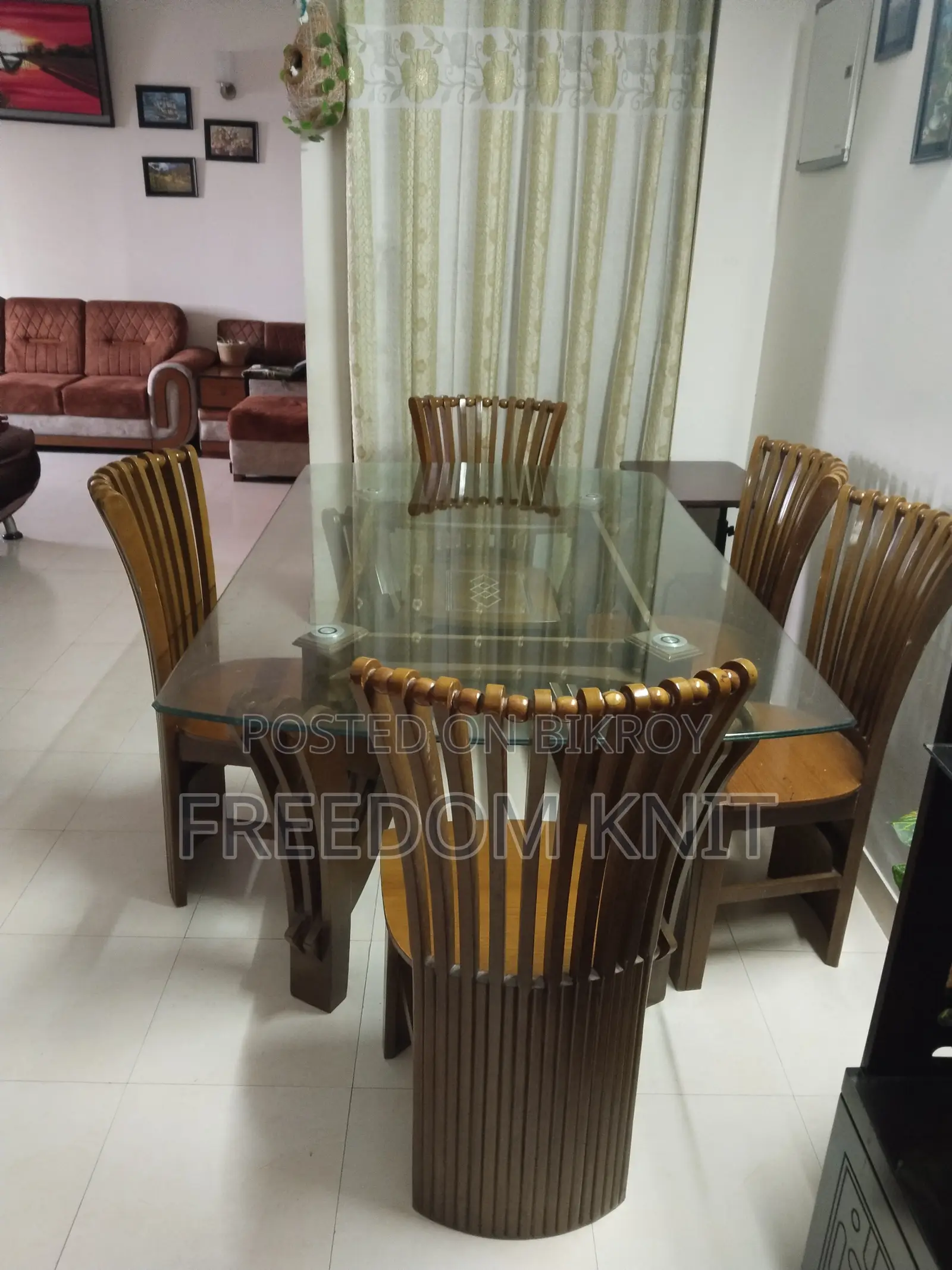 Selling a Dining Table With 5 Chairs