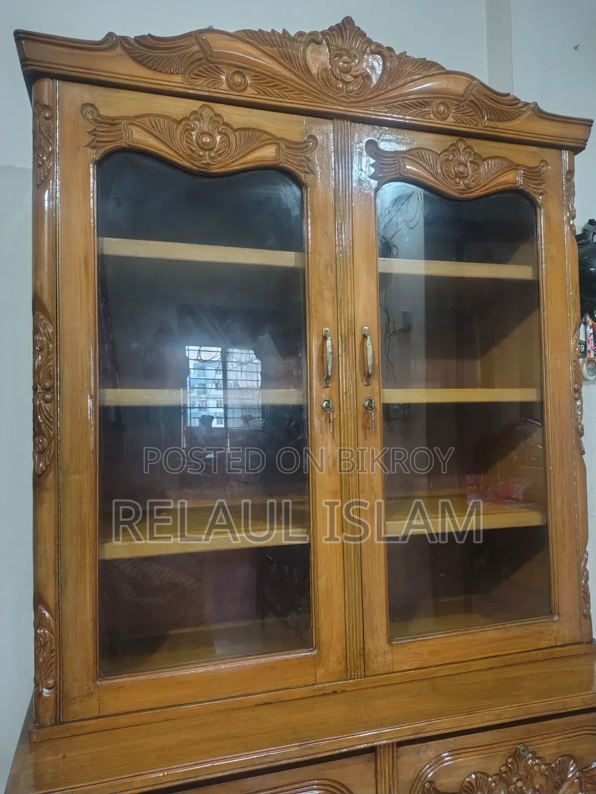 চট্টগ্রামের সেগুন কাঠের শোকেস