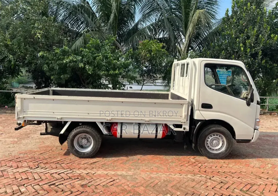 Toyota Dyna Pikup 2004 6Wheels Same