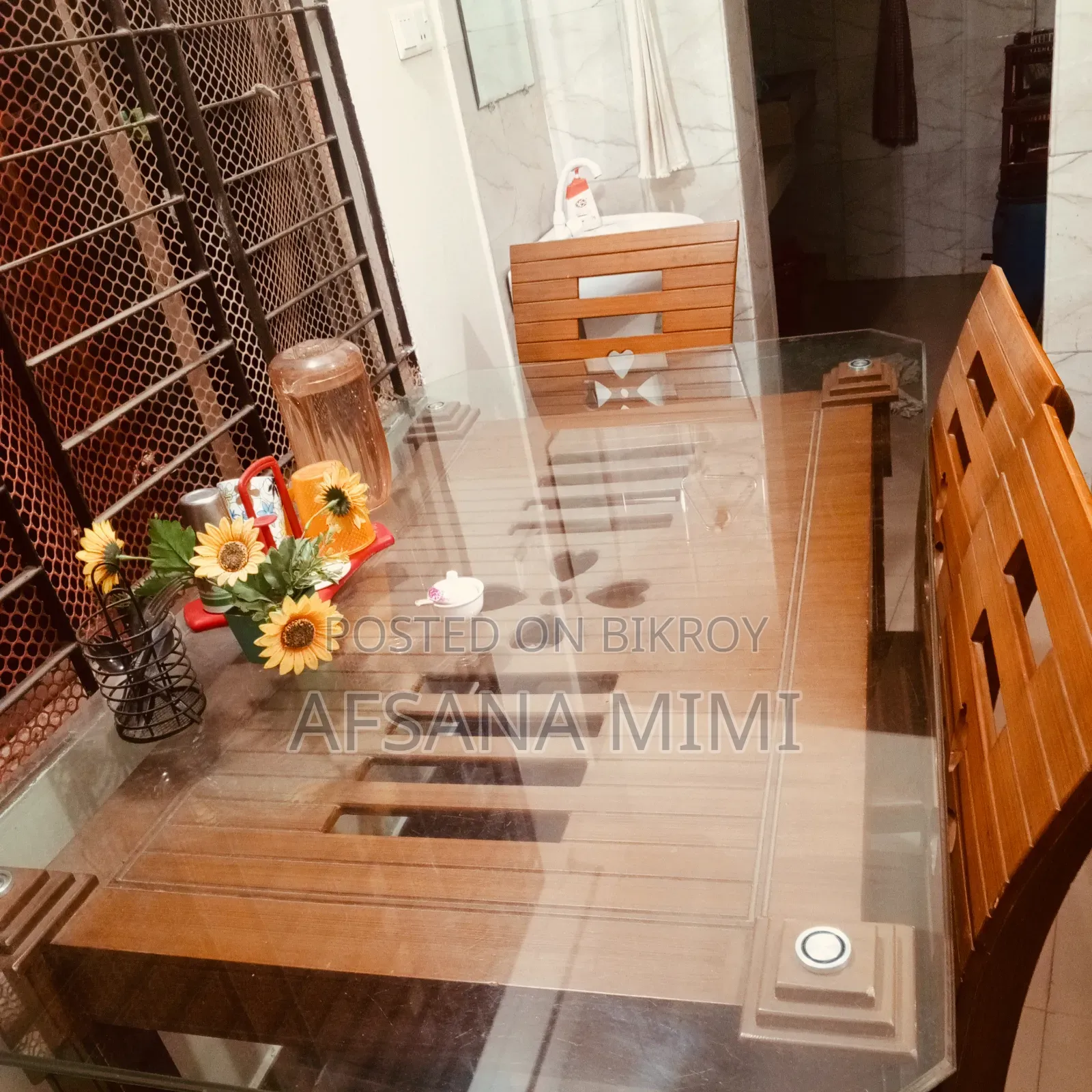 চার চেয়ারের ডাইনিং টেবিল। মালয়েশিয়ান উড